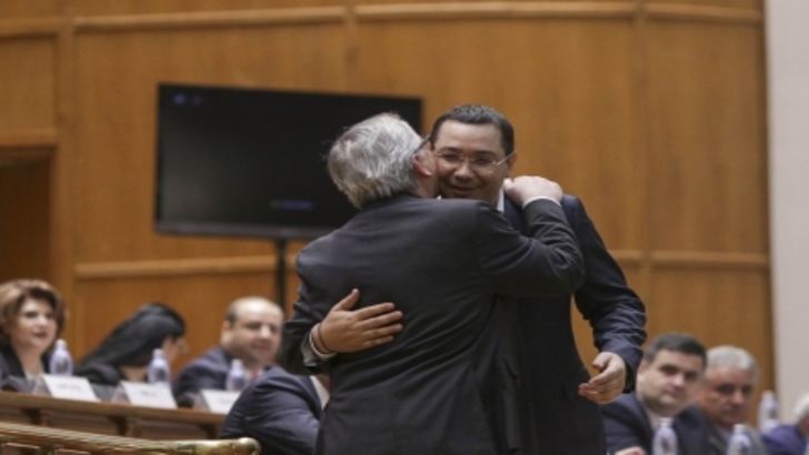 Victor Ponta, îmbrățișat de Jean-Claude Juncker (2017)
